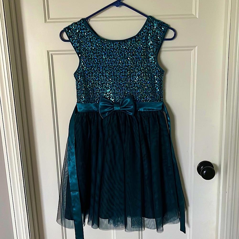 Girls formal sparkly dress, in good condition, has Ribbons to tie in the back.